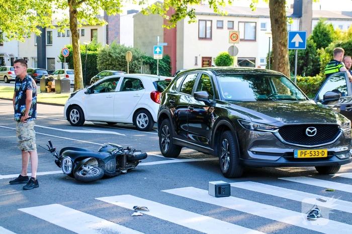 Bestuurder scooter gewond bij aanrijding met auto