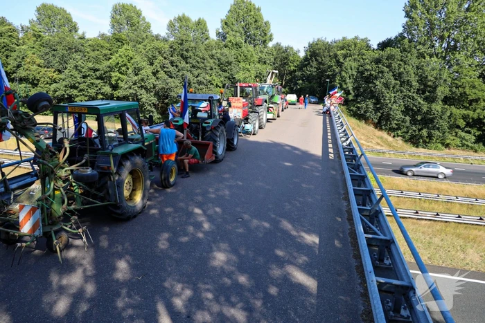 Boeren demonstratie op viaduct snelweg