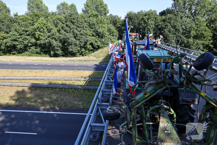 Boeren demonstratie op viaduct snelweg