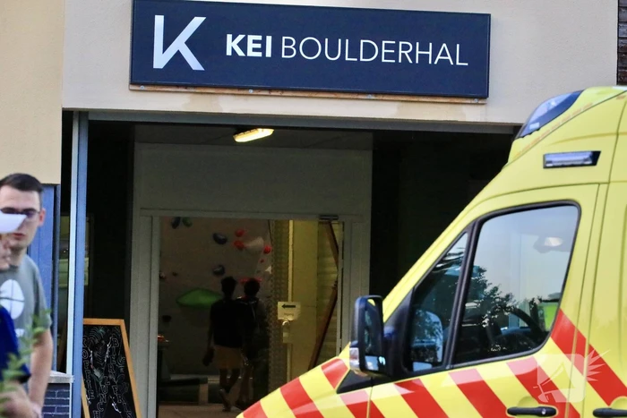 Jongedame valt van klimwand