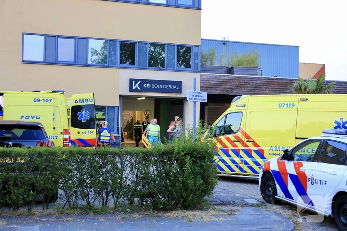 Jongedame valt van klimwand