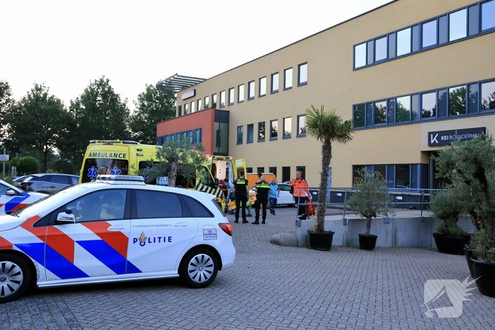 Jongedame valt van klimwand