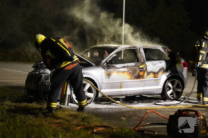 Auto volledig uitgebrand