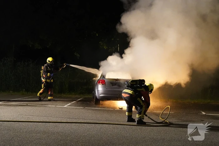 Auto volledig uitgebrand