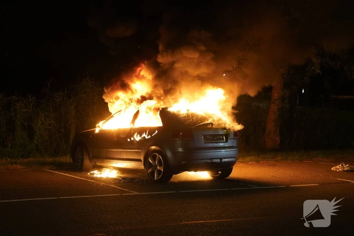 Auto volledig uitgebrand