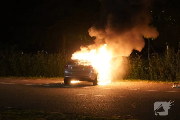 Auto volledig uitgebrand