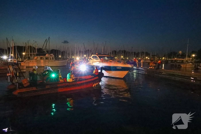 Brand aan boord van motorboot op Gooimeer