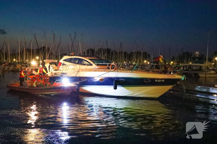 Brand aan boord van motorboot op Gooimeer