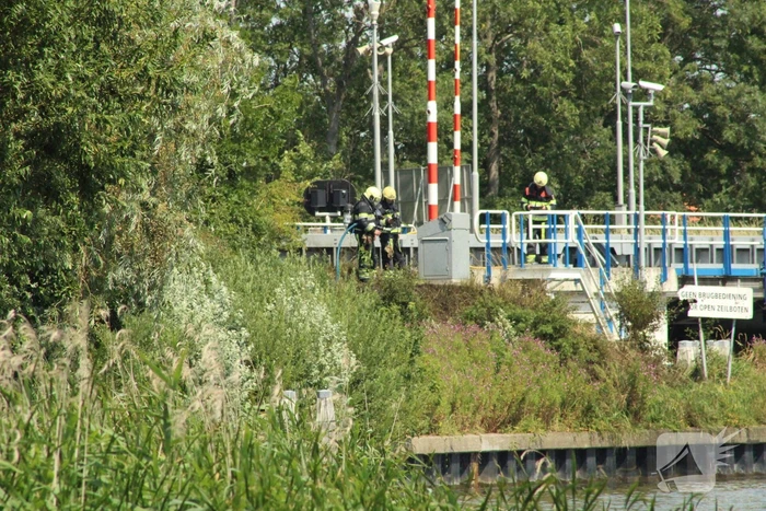 Brand naast Kruiswaterbrug geblust