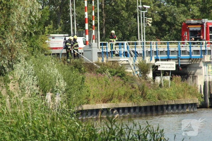 Brand naast Kruiswaterbrug geblust