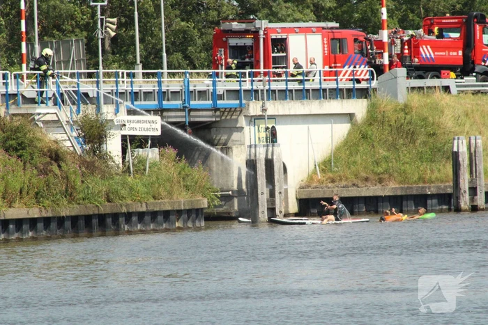 Brand naast Kruiswaterbrug geblust