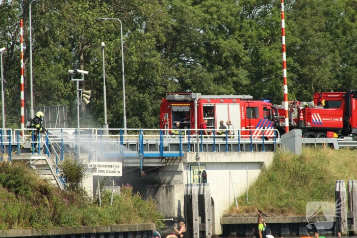 Brand naast Kruiswaterbrug geblust