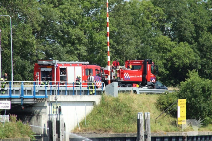 Brand naast Kruiswaterbrug geblust