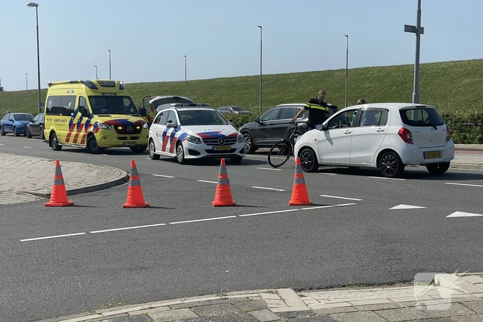 Overstekende fietser aangereden door auto