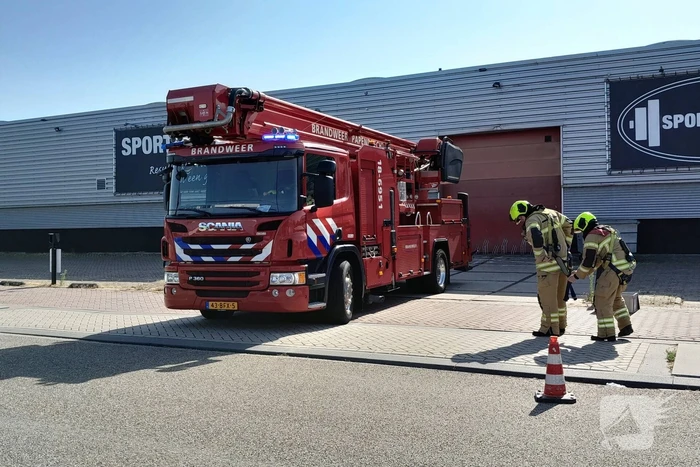 Brandweer doet onderzoek op dak sportschool Sportplaza na brand