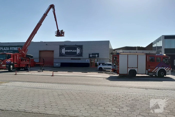 Brandweer doet onderzoek op dak sportschool Sportplaza na brand