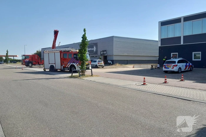 Brandweer doet onderzoek op dak sportschool Sportplaza na brand
