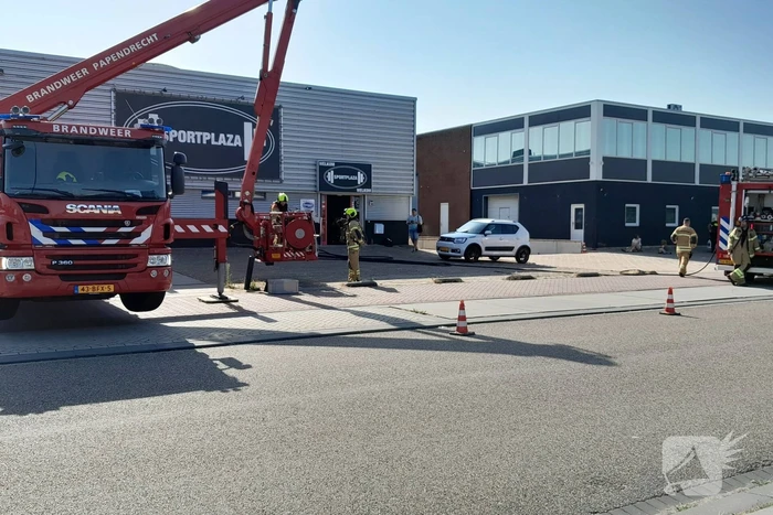 Brandweer doet onderzoek op dak sportschool Sportplaza na brand