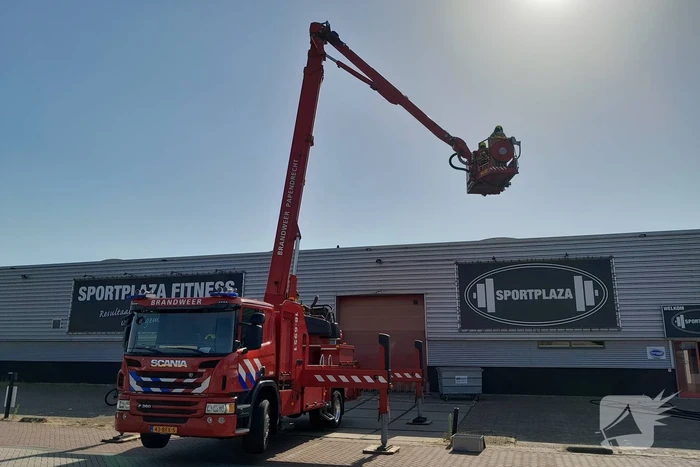 Brandweer doet onderzoek op dak sportschool Sportplaza na brand