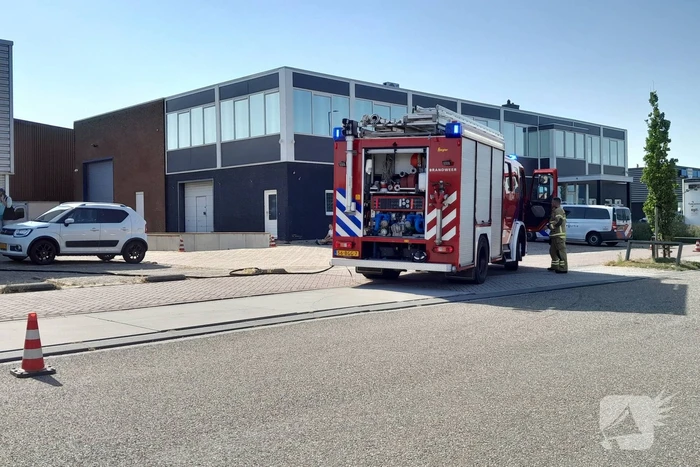 Brandweer doet onderzoek op dak sportschool Sportplaza na brand
