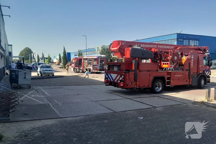 Brandweer doet onderzoek op dak sportschool Sportplaza na brand