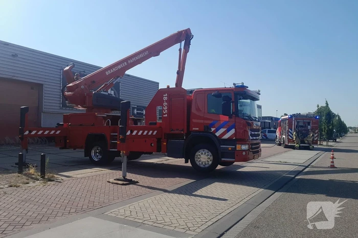 Brandweer doet onderzoek op dak sportschool Sportplaza na brand