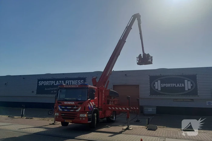 Brandweer doet onderzoek op dak sportschool Sportplaza na brand