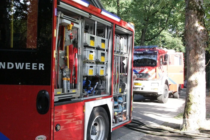 Schuur achter woning in brand