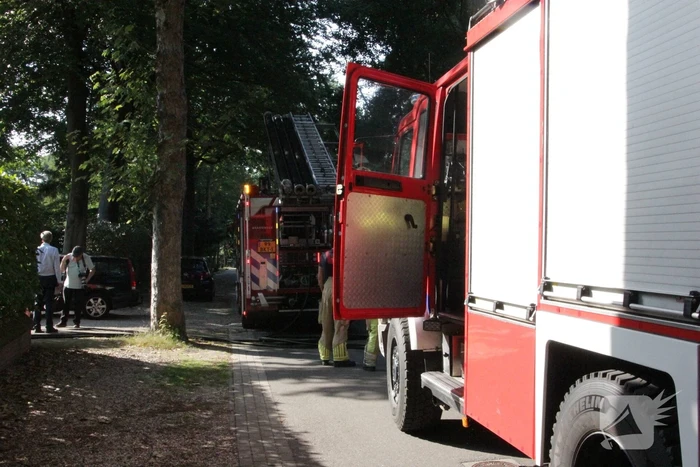 Schuur achter woning in brand