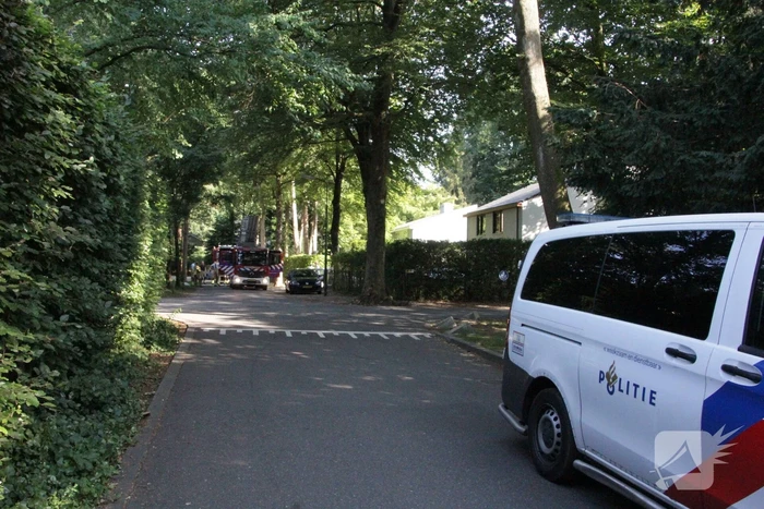 Schuur achter woning in brand