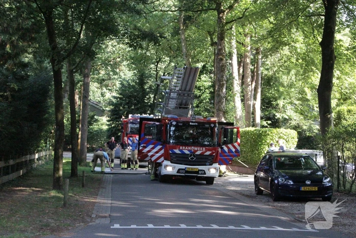 Schuur achter woning in brand