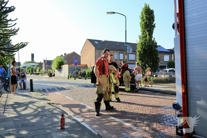 Brand in auto geblust door voorbijganger
