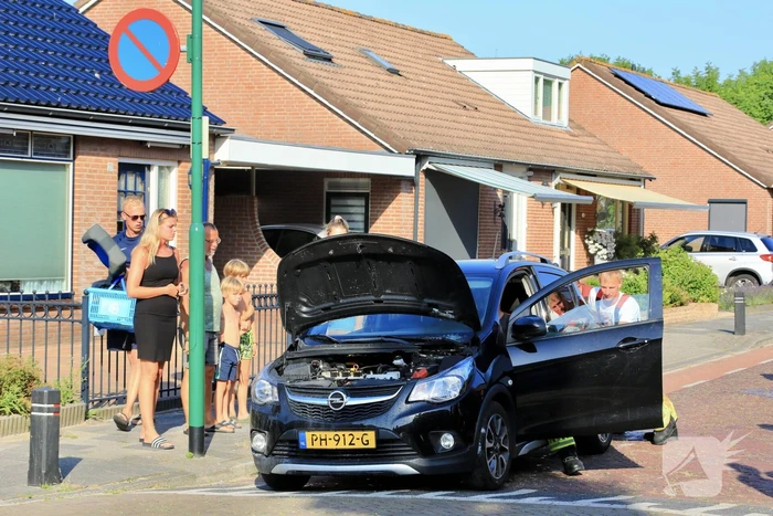 Brand in auto geblust door voorbijganger