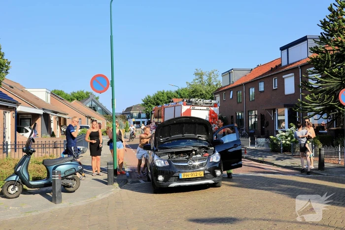 Brand in auto geblust door voorbijganger