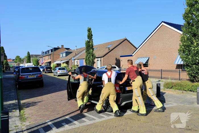 Brand in auto geblust door voorbijganger