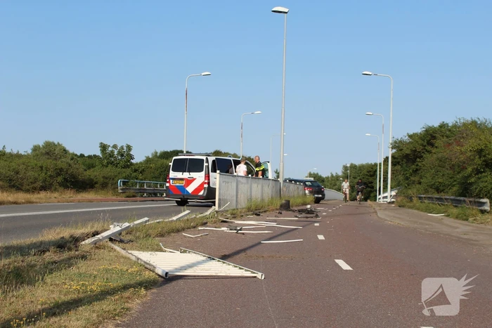 Ravage nadat auto door hekwerk heen boort