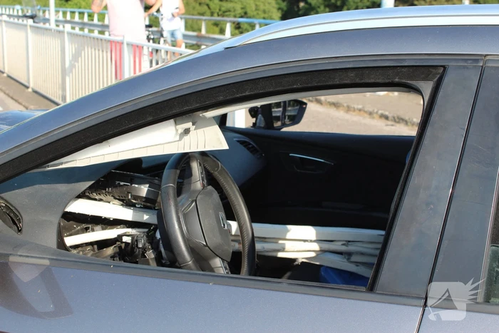 Ravage nadat auto door hekwerk heen boort