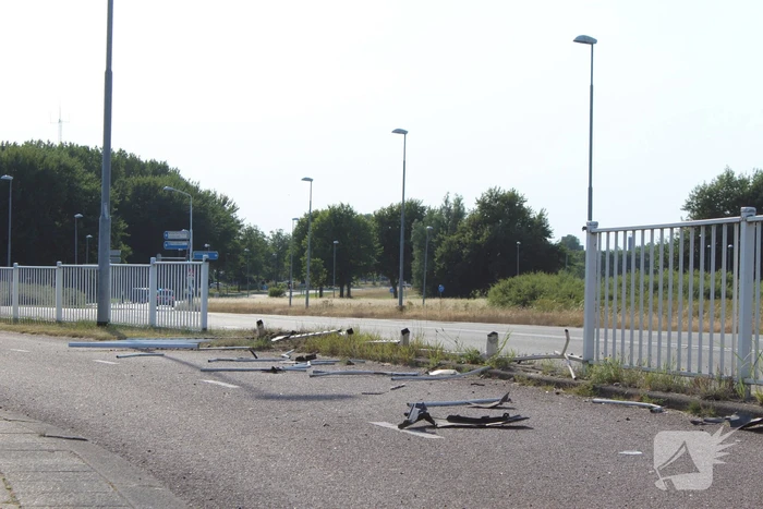 Ravage nadat auto door hekwerk heen boort
