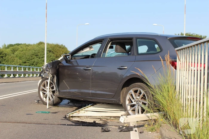 Ravage nadat auto door hekwerk heen boort