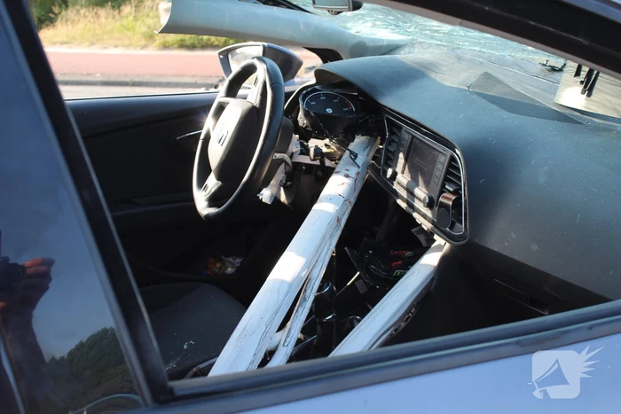 Ravage nadat auto door hekwerk heen boort
