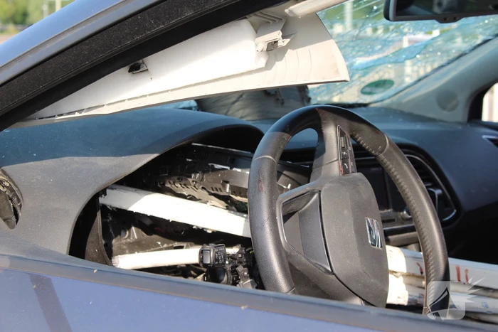 Ravage nadat auto door hekwerk heen boort