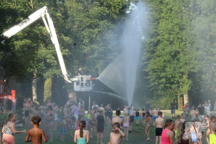 Brandweer helpt jeugd afkoelen