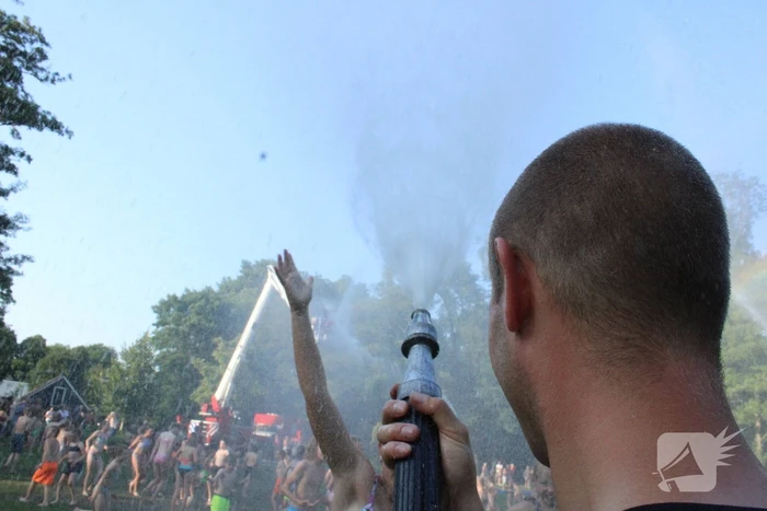 Brandweer helpt jeugd afkoelen