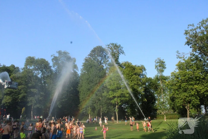 Brandweer helpt jeugd afkoelen