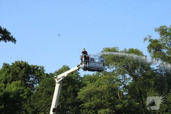 Brandweer helpt jeugd afkoelen
