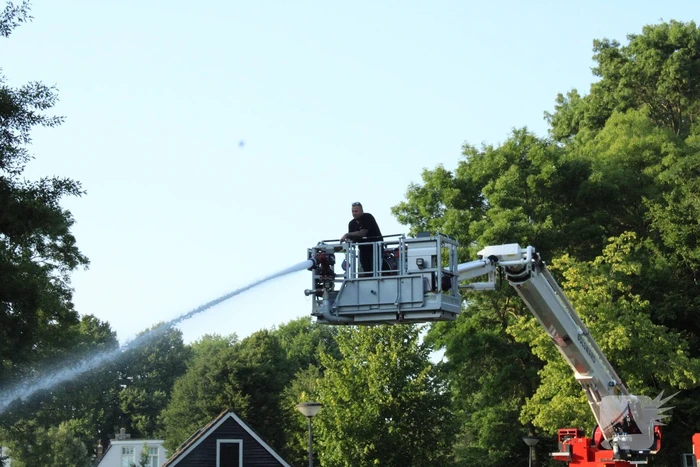 Brandweer helpt jeugd afkoelen