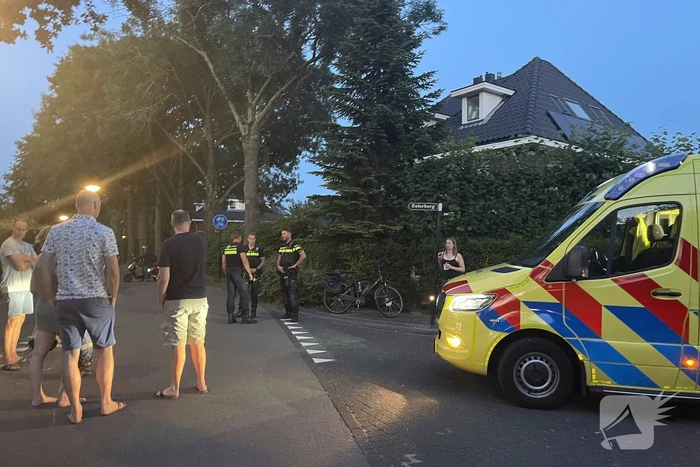 Scooterrijder en stepper botsen op kruising op fietspad