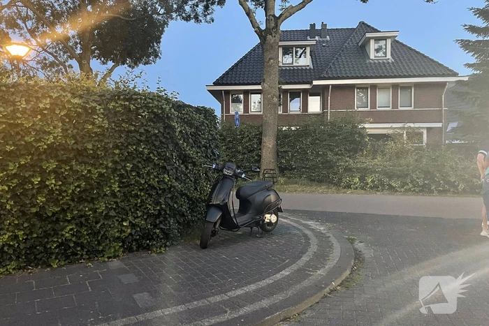 Scooterrijder en stepper botsen op kruising op fietspad