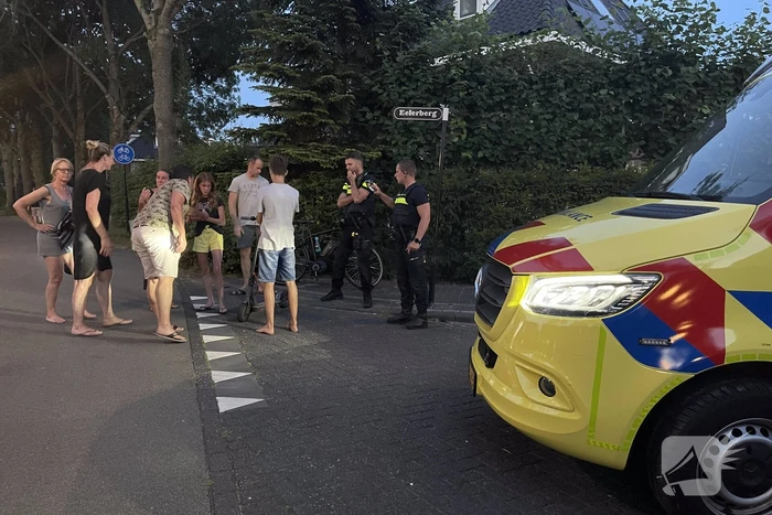 Scooterrijder en stepper botsen op kruising op fietspad