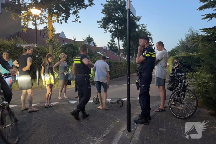Scooterrijder en stepper botsen op kruising op fietspad